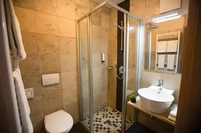 Ein Badezimmer in der Unterkunft Auwald Hotel