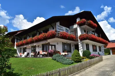 Ein Garten an der Unterkunft Ferienwohnung Panorama im Gästehaus Bergfrieden