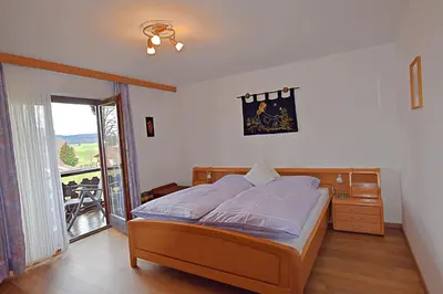 Ein Bett oder Betten in einem Zimmer der Unterkunft Ferienwohnung Panorama im Gästehaus Bergfrieden
