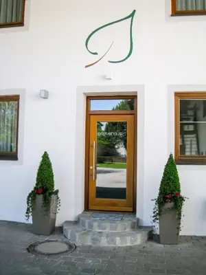 Eine Fassade oder ein Eingang zu Gästehaus am Lindenhain