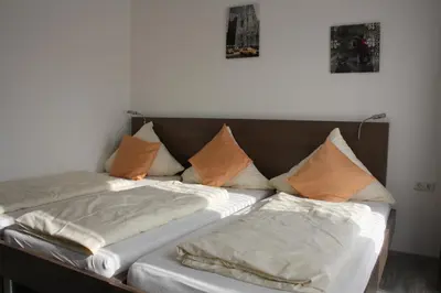 Ein Bett oder Betten in einem Zimmer der Unterkunft Pension Kirchenwirt