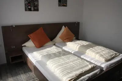 Ein Bett oder Betten in einem Zimmer der Unterkunft Pension Kirchenwirt