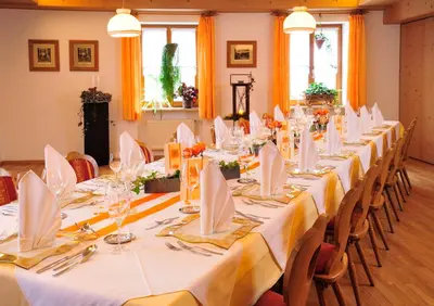 Ein Restaurant oder anderes Speiselokal in der Unterkunft Landhotel Grüner Baum