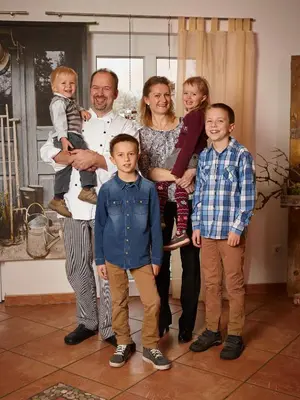 Eine Familie, die in der Unterkunft Landhotel Grüner Baum übernachtet