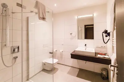 Ein Badezimmer in der Unterkunft Hotel Duda Langenbruck an der A9 zwischen Ingolstadt und München, ideal für Stopover, Geschäftsreisen und Monteure