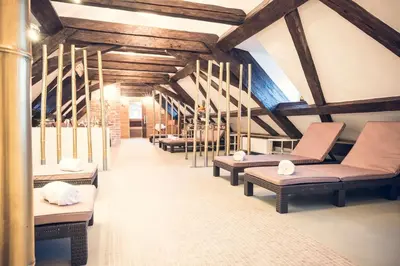 Ein Sitzbereich in der Unterkunft Schlosshotel Neufahrn