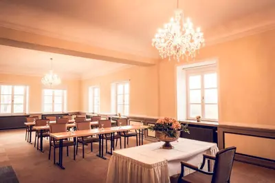 Ein Sitzbereich in der Unterkunft Schlosshotel Neufahrn
