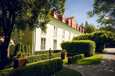 Ein Garten an der Unterkunft Schlosshotel Neufahrn