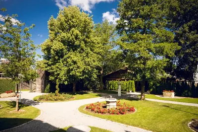 Ein Garten an der Unterkunft Schlosshotel Neufahrn