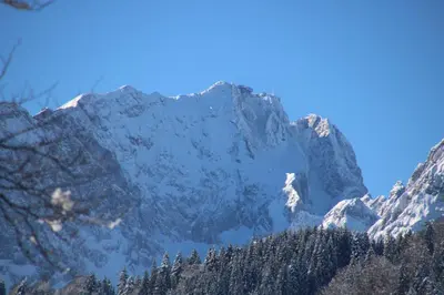 Ein allgemeiner Bergblick oder ein Berglick von der Ferienwohnung aus
