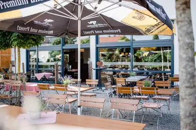 Ein Restaurant oder anderes Speiselokal in der Unterkunft Hotel Kitz ehemals Schlemmerhütte
