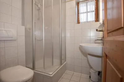 Ein Badezimmer in der Unterkunft Pension Ludwig Thoma