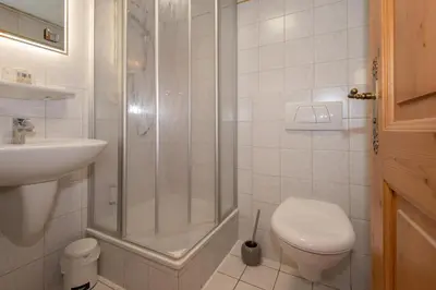 Ein Badezimmer in der Unterkunft Pension Ludwig Thoma