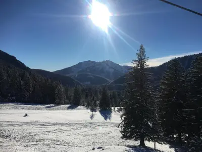 Ein allgemeiner Bergblick oder ein Berglick von des Ferienhauses aus