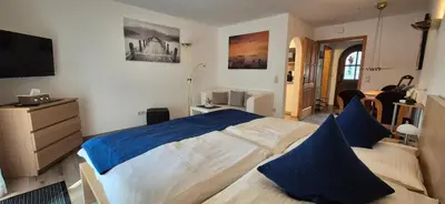 Ein Bett oder Betten in einem Zimmer der Unterkunft Ferienwohnungen Romeo-Julio-Mittenwald
