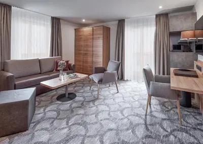 Ein Sitzbereich in der Unterkunft Hotel Alpenhof