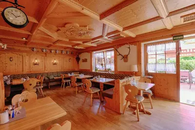 Ein Restaurant oder anderes Speiselokal in der Unterkunft Hotel Paintner