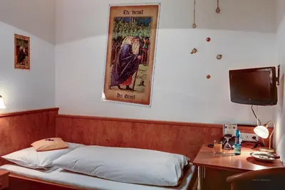 Ein Bett oder Betten in einem Zimmer der Unterkunft Hotel zum Zauberkabinett