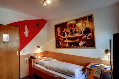 Ein Bett oder Betten in einem Zimmer der Unterkunft Hotel zum Zauberkabinett