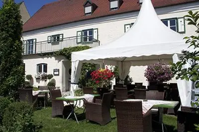 Ein Garten an der Unterkunft Schlosshof anno 1743