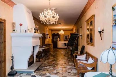 Ein Sitzbereich in der Unterkunft Posthotel Sachrang
