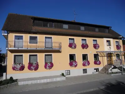 Das Gebäude in dem sich die Pension befindet