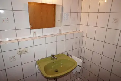 Ein Badezimmer in der Unterkunft Pension Elsendorf