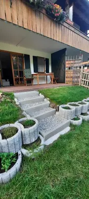 Ein Garten an der Unterkunft FeWo Holzwarth Oberammergau