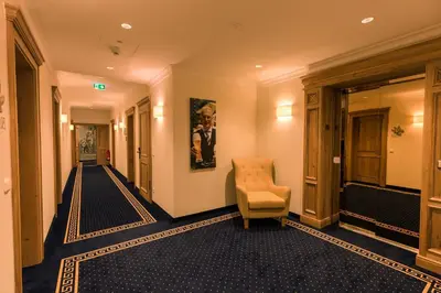 Ein Sitzbereich in der Unterkunft Hotel & Gaststätte zum Erdinger Weißbräu