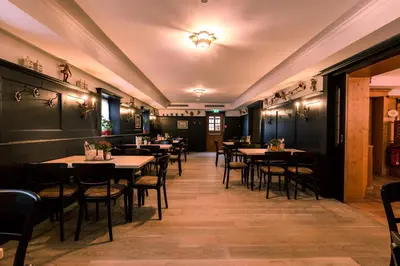 Ein Restaurant oder anderes Speiselokal in der Unterkunft Hotel & Gaststätte zum Erdinger Weißbräu