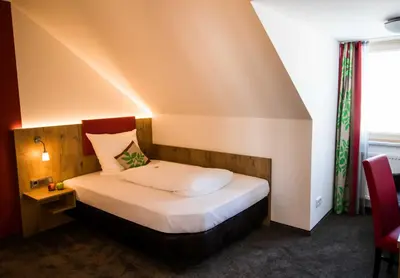 Ein Bett oder Betten in einem Zimmer der Unterkunft ROOM'Z zimmeraufzeit