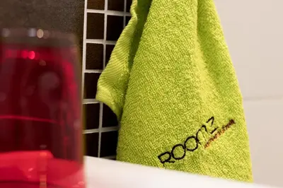 Ein Zertifikat, Auszeichnung, Logo oder anderes Dokument, das in der Unterkunft ROOM'Z zimmeraufzeit ausgestellt ist