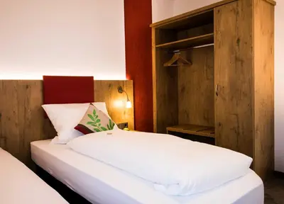 Ein Bett oder Betten in einem Zimmer der Unterkunft ROOM'Z zimmeraufzeit
