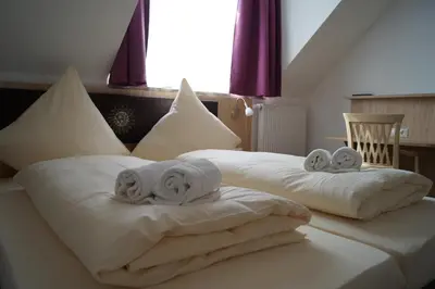 Ein Bett oder Betten in einem Zimmer der Unterkunft Hotel Gasthaus Sonne