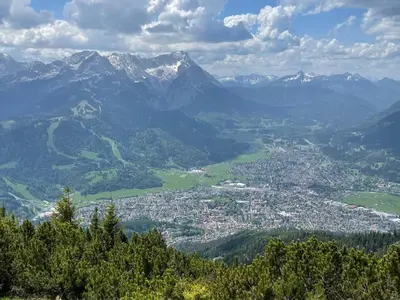 Ein allgemeiner Bergblick oder ein Berglick von der Ferienwohnung aus