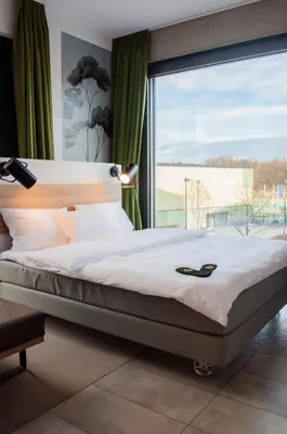 Ein Bett oder Betten in einem Zimmer der Unterkunft gambino hotel CINCINNATI