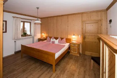 Ein Bett oder Betten in einem Zimmer der Unterkunft Gästehaus Haller