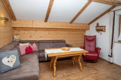 Ein Sitzbereich in der Unterkunft Gästehaus Haller