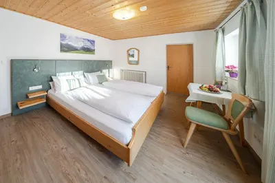 Ein Bett oder Betten in einem Zimmer der Unterkunft Frühstückspension Gästehaus Zum weissen Rössl