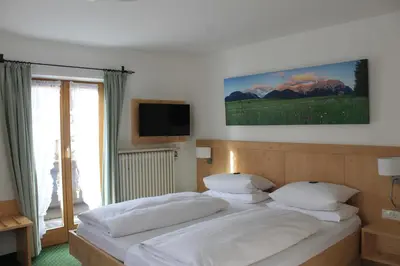 Ein Bett oder Betten in einem Zimmer der Unterkunft Frühstückspension Gästehaus Zum weissen Rössl