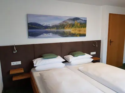 Ein Bett oder Betten in einem Zimmer der Unterkunft Frühstückspension Gästehaus Zum weissen Rössl