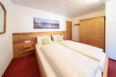 Ein Bett oder Betten in einem Zimmer der Unterkunft Frühstückspension Gästehaus Zum weissen Rössl