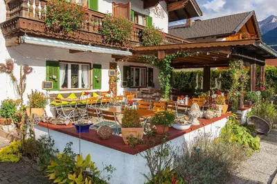 Ein Garten an der Unterkunft Frühstückspension Gästehaus Zum weissen Rössl