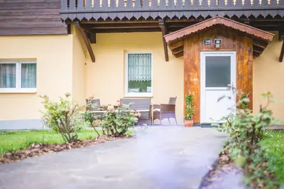 Ein Garten an der Unterkunft Ferienwohnung Alpi