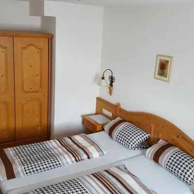 Ein Bett oder Betten in einem Zimmer der Unterkunft Lenggrieser Hof