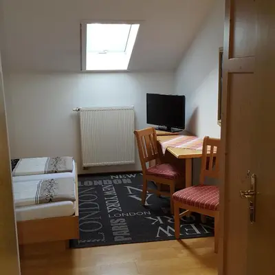 Ein Bett oder Betten in einem Zimmer der Unterkunft Lenggrieser Hof