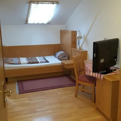 Ein Bett oder Betten in einem Zimmer der Unterkunft Lenggrieser Hof