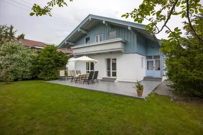 Das Gebäude in dem sich das Ferienhaus befindet