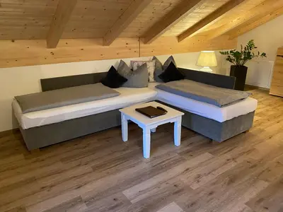 Ein Sitzbereich in der Unterkunft Ferienwohnung Schmetterer