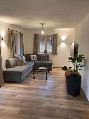 Ein Sitzbereich in der Unterkunft Ferienwohnung Schmetterer